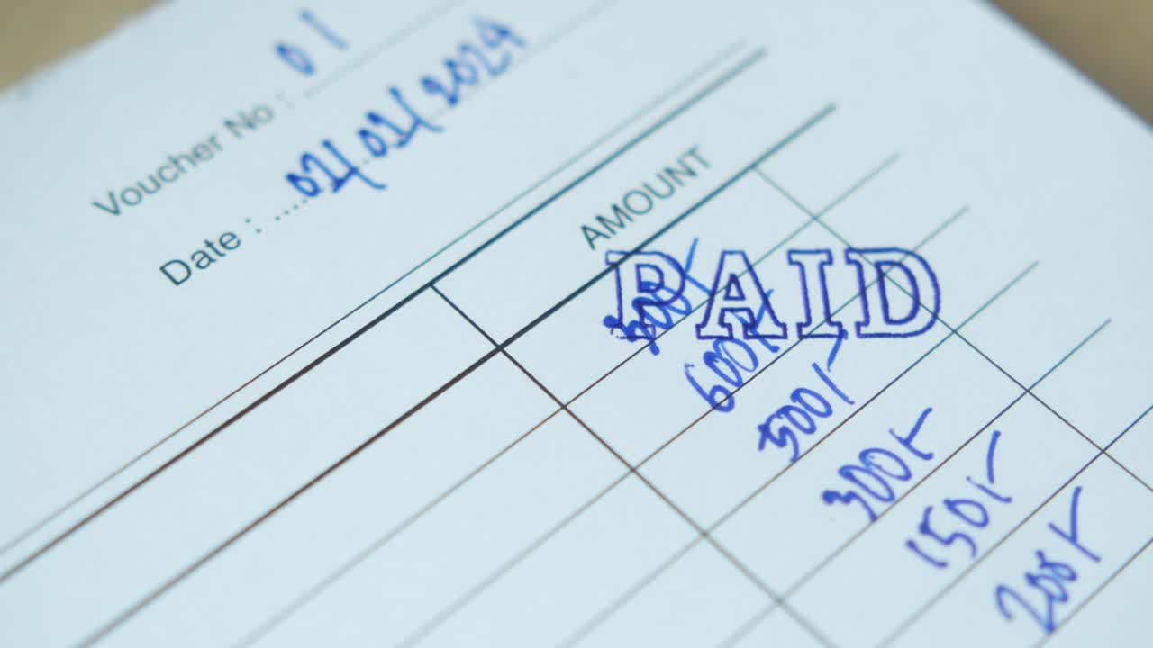 un primer plano de un recibo con un sello pagado