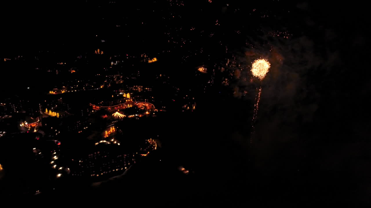 스키 리조트 위의 불꽃놀이 축하 공중