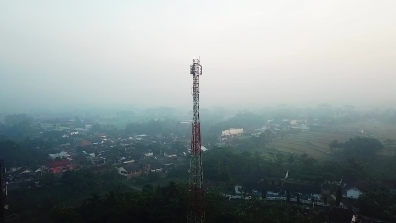 Antenna telefonica nella campagna indonesiana con tempo nebbioso