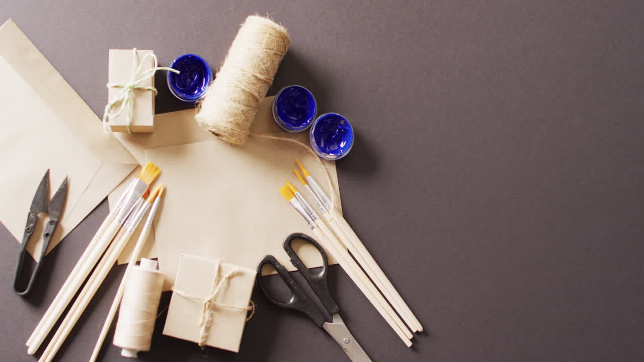 사본 공간과 함께 회색 배경에, 카드, 가위, 브러쉬 및 페인트를 가진 패키지의 비디오