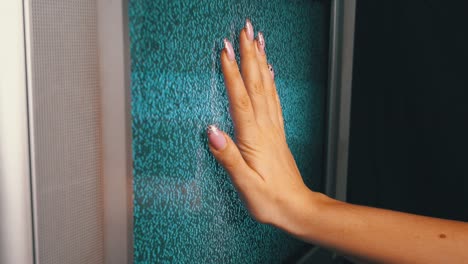 mano femenina tocando una vieja pantalla de tv con ondas