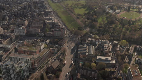 Toma-Aérea-Panorámica-Hacia-Abajo-Sobre-El-Cruce-De-La-Casa-Solariega-Finsbury-Park-De-Londres