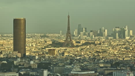 La-Silueta-De-La-Torre-Eiffel-Se-Alza-Contra-El-Ardiente-Cielo-Del-Atardecer,