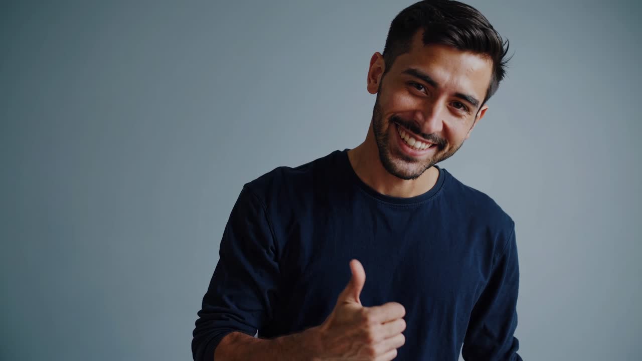 hombre feliz dando un pulgar hacia arriba