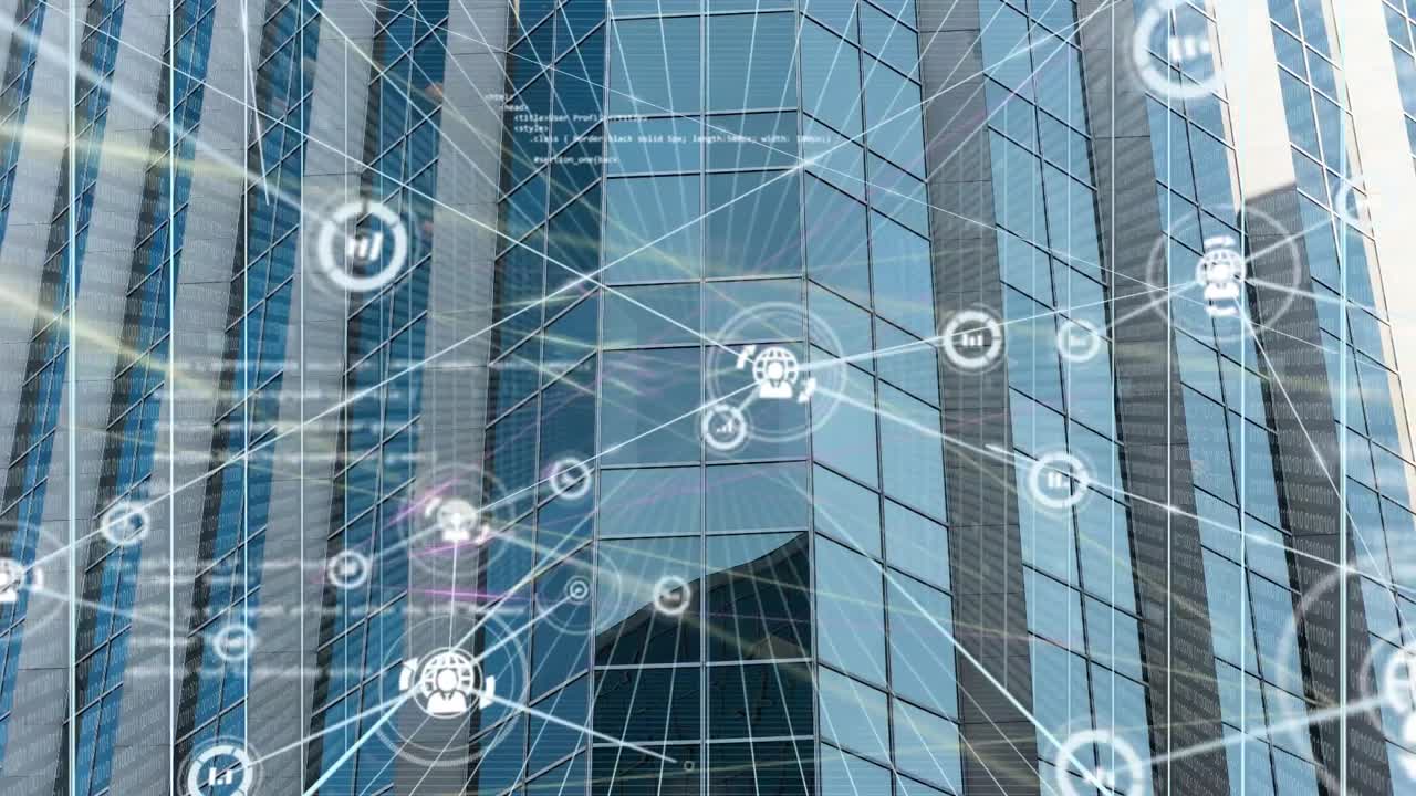 Animación de procesamiento de datos sobre un edificio moderno.