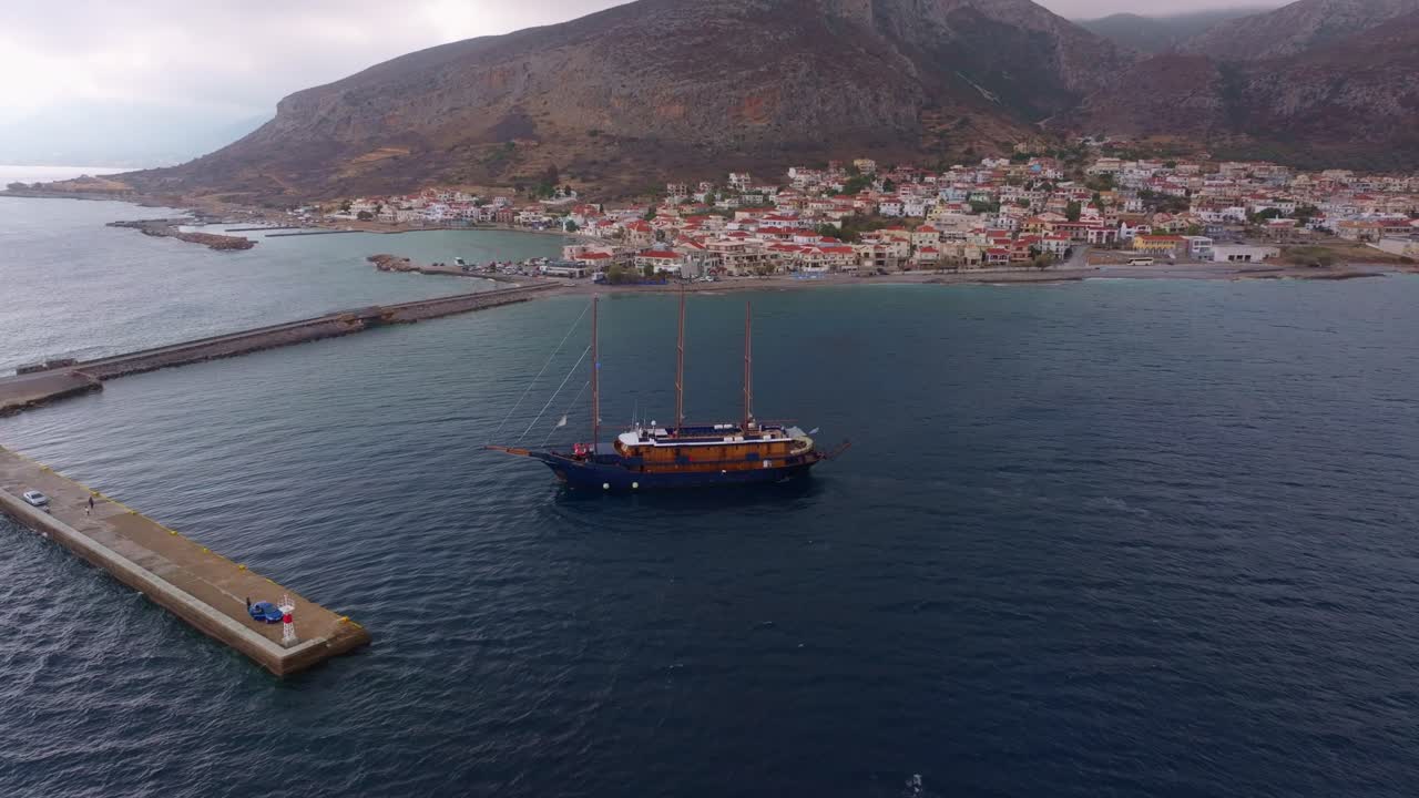 Vista aerea di un veliero su acque calme, Monemvasia, Grecia
