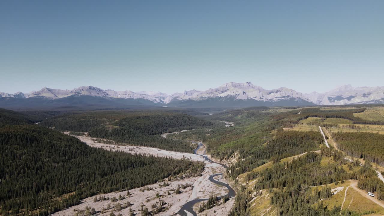 valle del río fantasma con las majestuosas montañas rocosas en el fondo en un día soleado en el suroeste de alberta