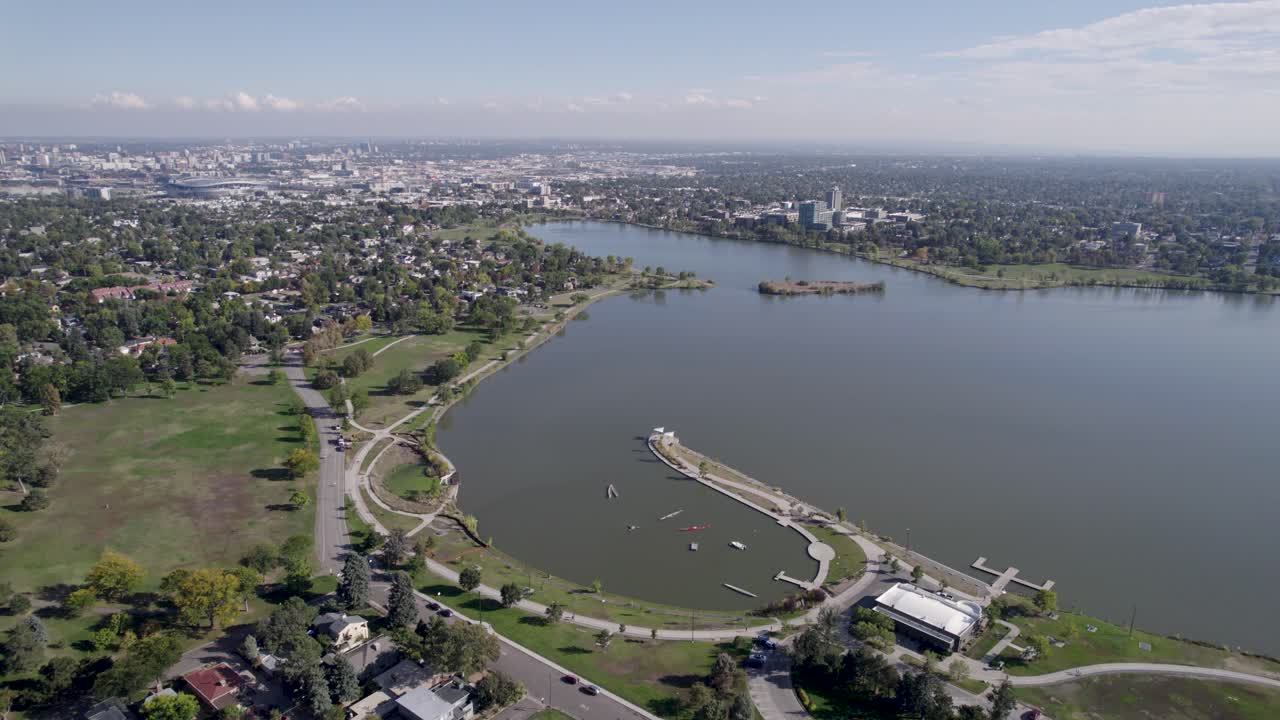 una toma de un dron de 4k de alto vuelo del lago sloan, el lago más grande de la ciudad de denver, colorado, y el hogar del segundo parque más grande en la ciudad, y una miríada de actividades al aire libre