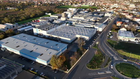 edificios de oficinas centrales de la empresa renolit en gusanos, alemania con rotonda cercana