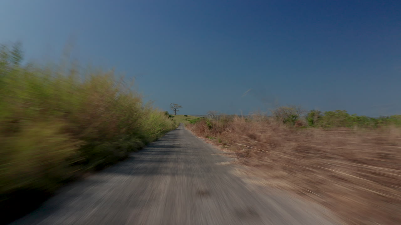 camino a la represa de agua quiminha 4k angola, imágenes de drones