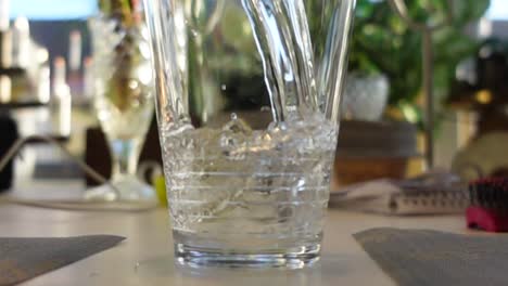 dos vasos de agua en cámara lenta