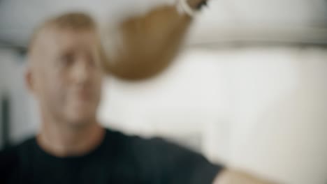 boxeador entrenando con bola de velocidad