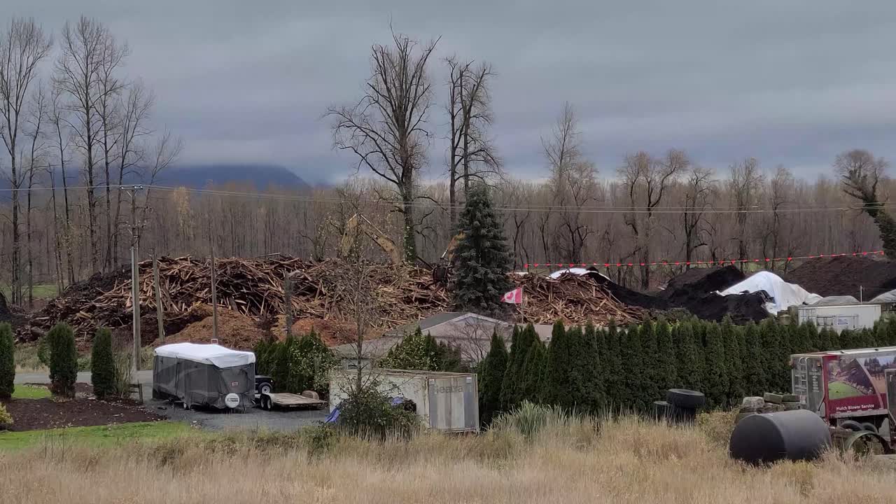 캐나다 브리티시 컬럼비아의 포쿰 마을 거리에서 발생한 산사태 여파