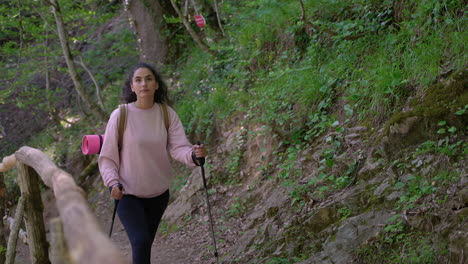 mujer caminando en el bosque