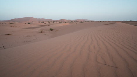 Las-Dunas-Se-Extienden-Por-El-Sahara-Al-Atardecer,-Creando-Un-Paisaje-Desértico-Sereno-Y-Extenso.