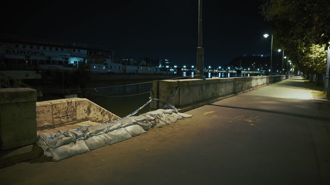 홍수 방어 모래 봉투 는 도나우 강 을 따라 홍수 물 이 상승 할 때 강변 산책로 를 고 있다