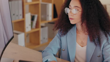 Mujer,-Leyendo-Y-Escribiendo-En-La-Computadora-En-La-Oficina