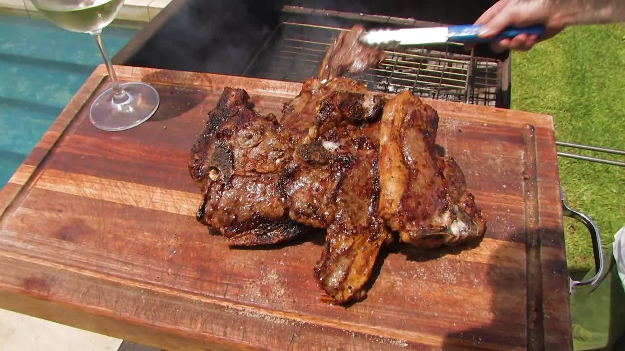 bistecs saliendo de la parrilla