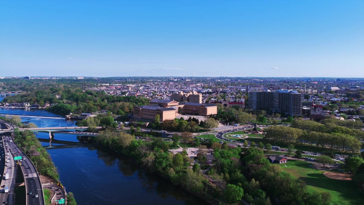 Vista aerea con drone del corridoio del fiume Schuylkill con linee ferroviarie, il Museo d'Arte di Filadelfia sulla collina di Fairmount, il traffico autostradale e il paesaggio urbano circostante.