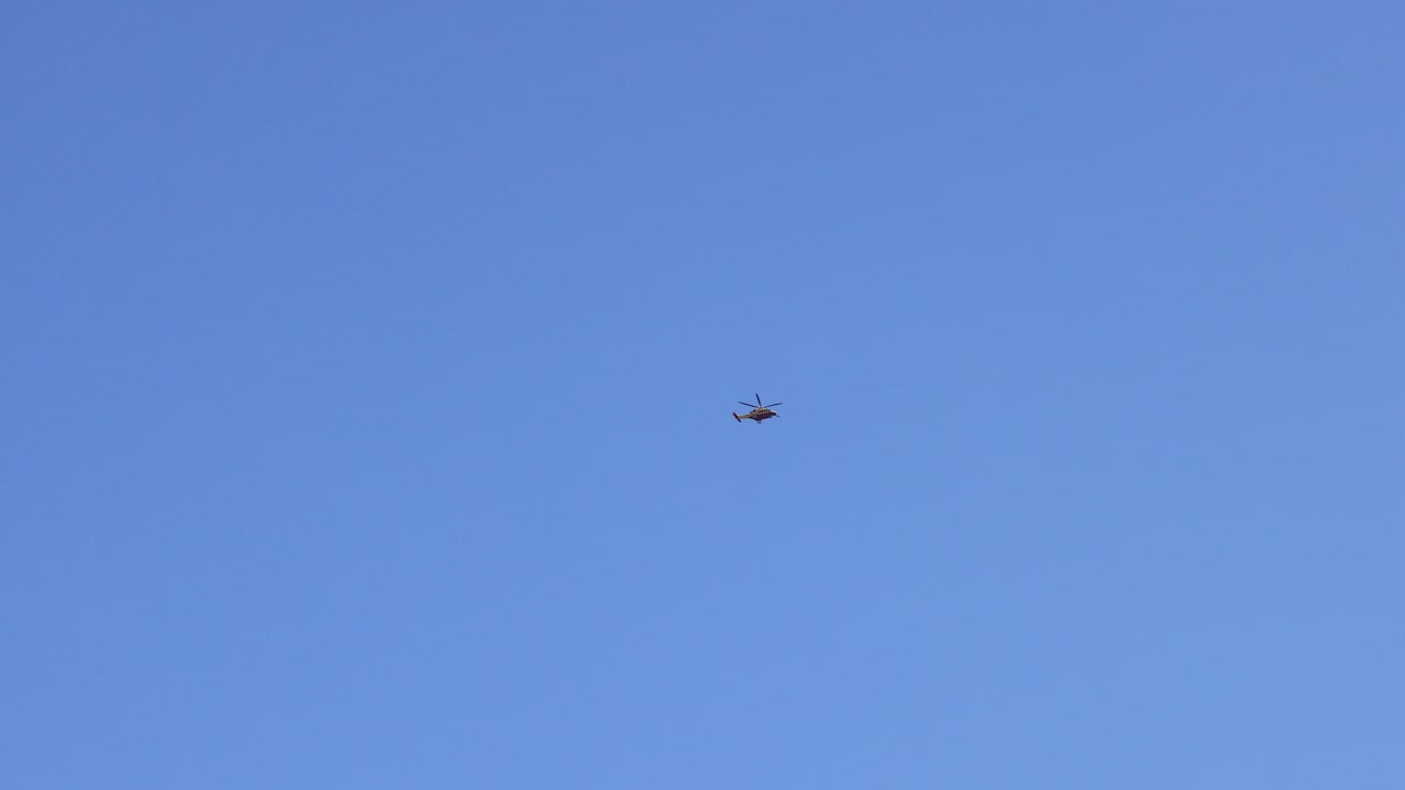 헬리터가 은 파란 하늘을 날고 있다.