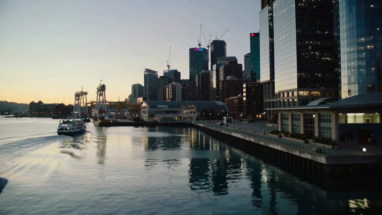 Traghetto passeggeri che si allontana dalla banchina, lasciando il terminal e dirigendosi verso la baia aperta, creando una scia.