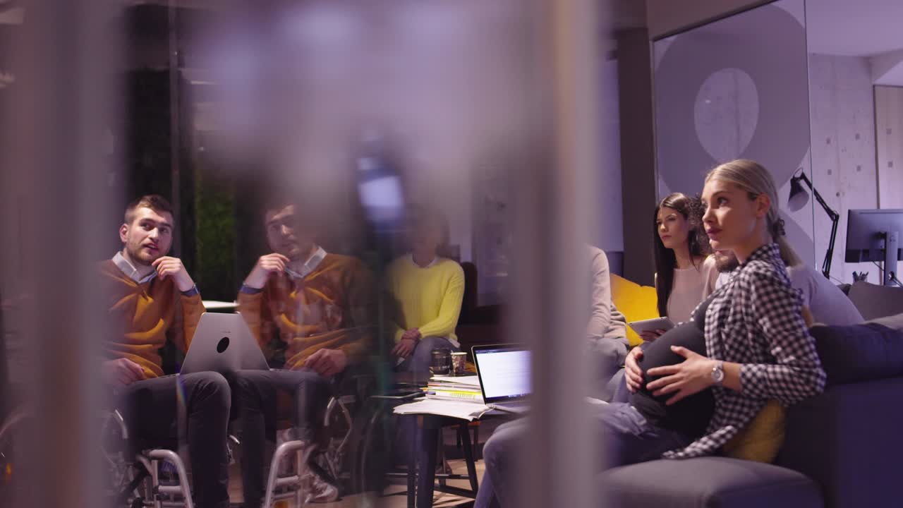 현대적인 오픈 스페이스 코워킹 사무실에서 프레젠테이션을 하는 무슬림 여성, 크리에이티브 스타트업 사무실에서 중동 아랍 사업가, 팀 회의에서 체어에 앉은 장애인 사업가