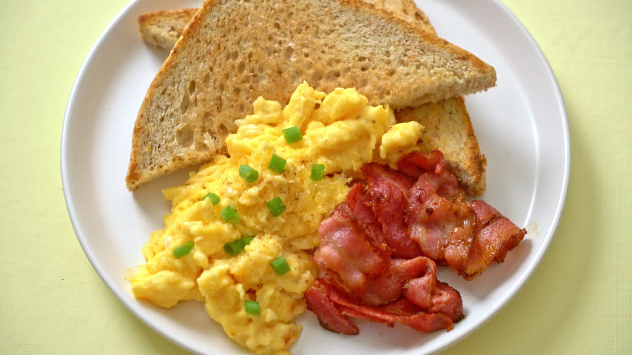 uova strapazzate con pane tostato e pancetta per colazione