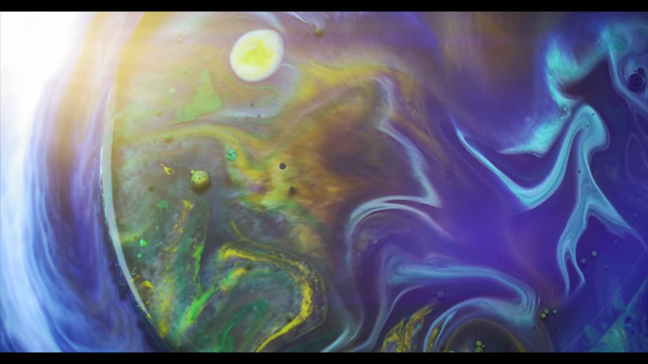 Inchiostro liquido vorticoso astratto con colori vivaci e bagliore di luce