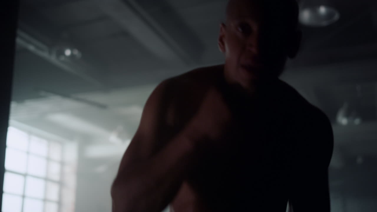 boxeador realizando ejercicios físicos en el gimnasio. deportista haciendo ejercicios de boxeo