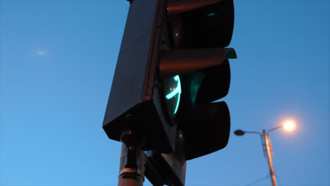 cámara lenta de un semáforo para peatones