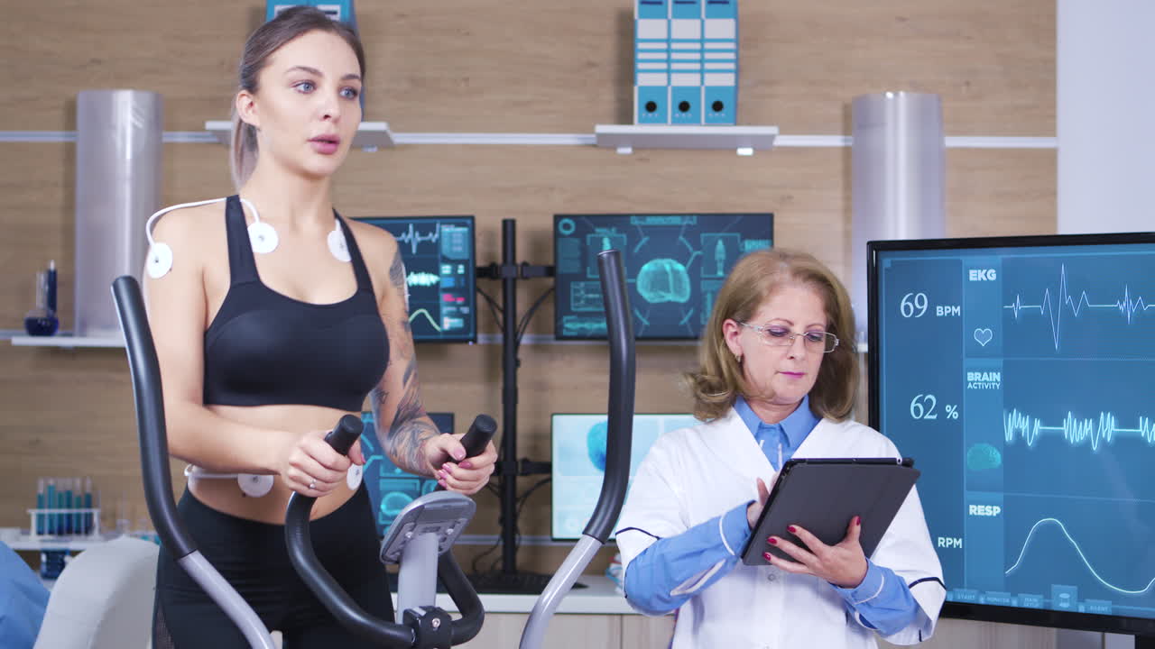 스포츠 연구에 종사하는 여성 과학자, 여성 운동선수 견 수 있는 능력을 시험하는