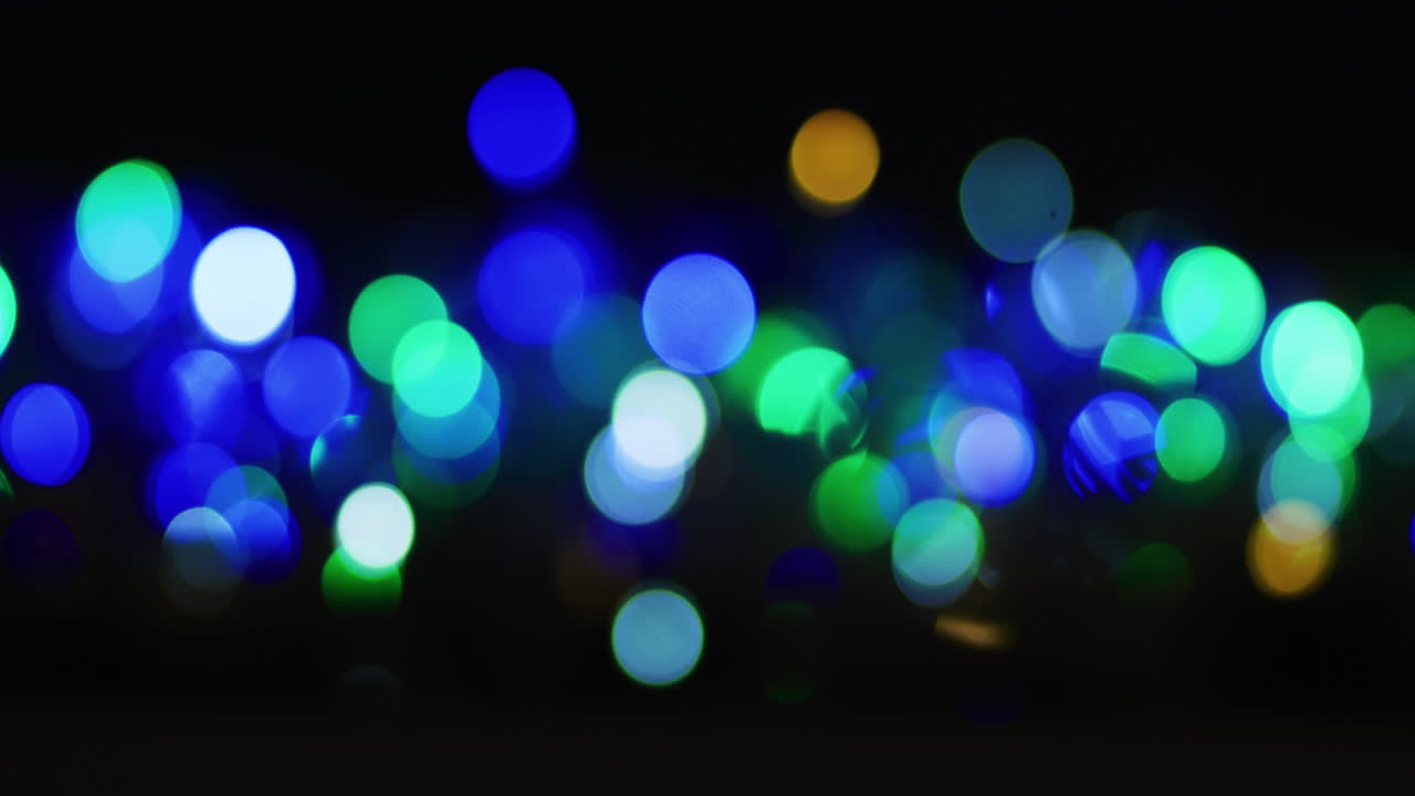 Molteplici luci blu e verdi tremolanti su sfondo nero