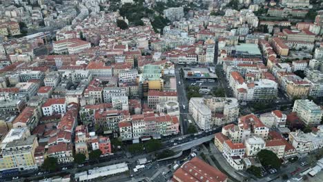 Drone-Acercándose-A-La-Ciudad-Costera-Italiana-De-San-Remo,-Famosa-Por-El-Festival-De-Música-Y-El-Destino-De-Vacaciones-De-Verano-En-La-Playa-De-Riviera