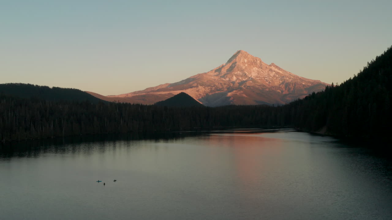 Ripresa aerea ascendente del Monte Hood dal Lago Lost al tramonto