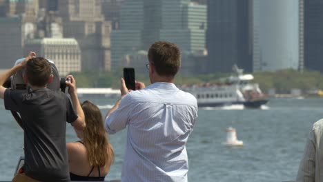 hombre tomando fotos del horizonte de manhattan