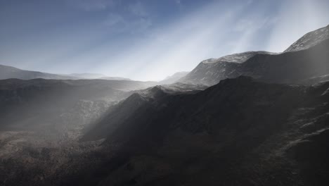 sun rays against the backdrop of the mountains
