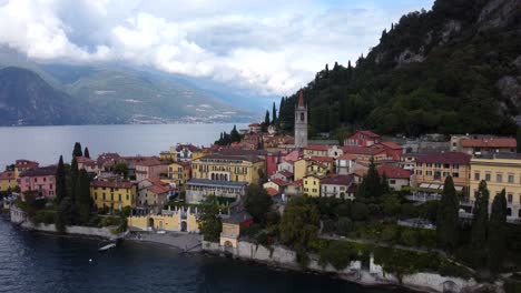 Hermoso-Pueblo-Idílico-A-Orillas-Del-Lago-Y-Al-Pie-De-Las-Montañas