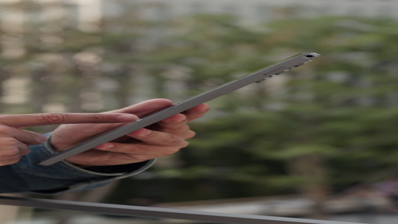 Primo piano di una mano che tocca il lato di uno smartphone