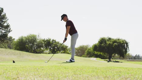 video de un hombre caucásico jugando al golf en golf archivado