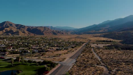 Afueras-Del-Campo-De-Golf-De-Una-Pequeña-Ciudad-Desértica-Y-Del-Barrio-De-Palm-Springs.