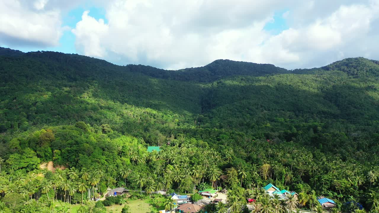 피지의 열대 섬에 빌라와 전용 수영장이 있는 아름다운 휴가 단지를 둘러싼 무성한 초목과 야자수