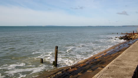 Totale-Aufnahme-Von-Wellen,-Die-Gegen-Die-Küstenschutzanlagen-Bei-Milford-On-Sea-Krachen