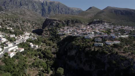 Video-De-Drone-De-Plano-Descriptivo-Vacío-Hacia-El-Pueblo-De-Nje-Maj,-Spile,-Sen-En-Himare,-En-La-Costa-Albanesa,-Lash8