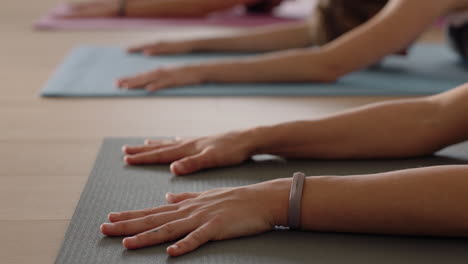 Yoga-Kursgruppe-Von-Frauen,-Die-Kinderpose-Meditation-Praktizieren-Und-Einen-Gesunden-Lebensstil-Genießen-Und-Im-Fitnessstudio-Trainieren