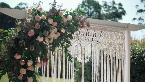 Arco-Blanco-Con-Flores-Blancas-Y-Rosas---Decoración-Para-La-Ceremonia-De-Boda-Al-Aire-Libre---Toma-En-ángulo-Bajo