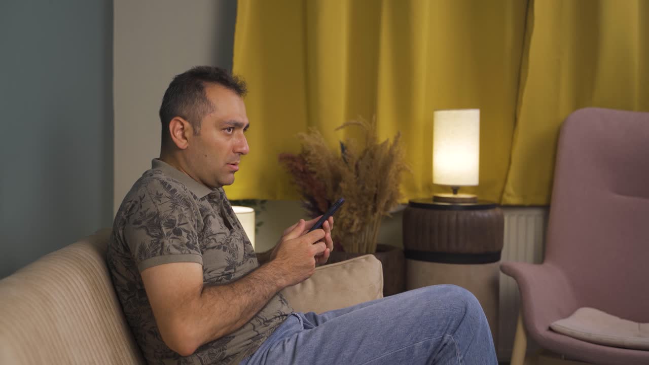 hombre cobarde escondiéndose y mirando a su alrededor.