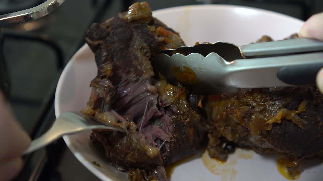 Daging Sapi Suwir yang Lezat, gosong di bagian luar.
