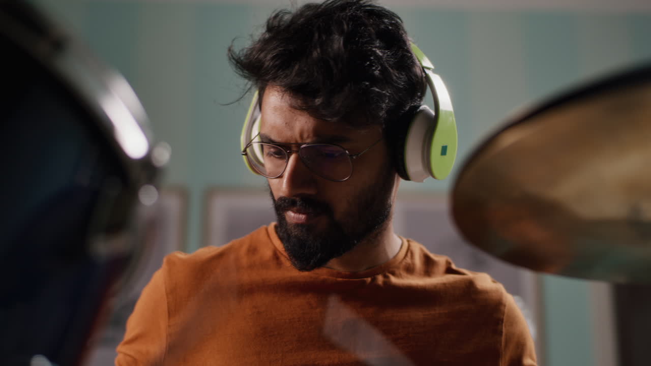 hombre tocando la batería en el estudio casero