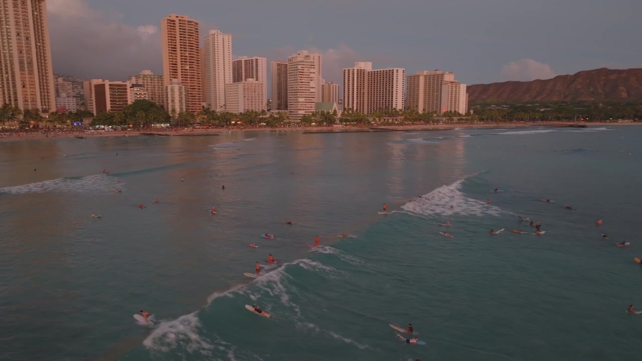 Diamond Head, Tramonto e Surfisti, Waikiki, Oahu, Hawaii Video.