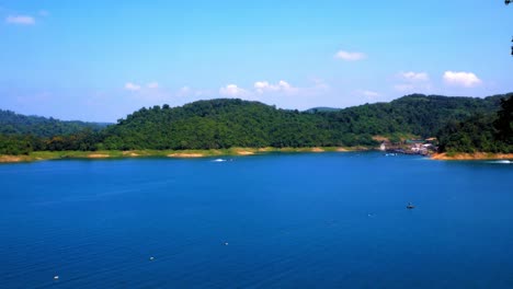 泰國卡奧索克國家公園 - 藍色水和華麗的樹木的美麗風景 - 穩定拍攝